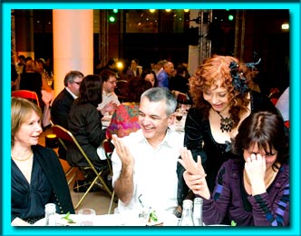 mentaliste qui fait un spectacle dans une entreprise