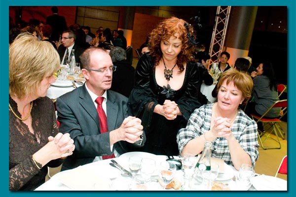 yaki la mentaliste en train de lire dans les pensée d'un public