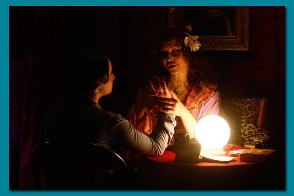 yaki la voyante en train de donner une consultation de voyance