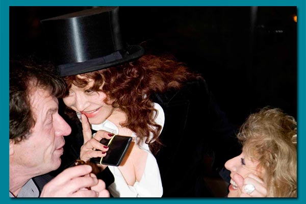 yaki la magicienne avec un chapeau en public