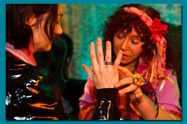 yaki la voyante lie les lignes de la main