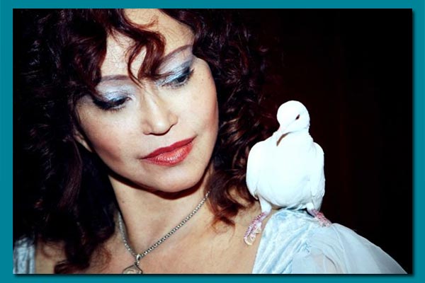 yaki la magicienne avec une colombe