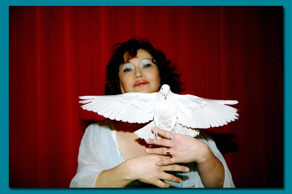 yaki la magicienne avec une colombe