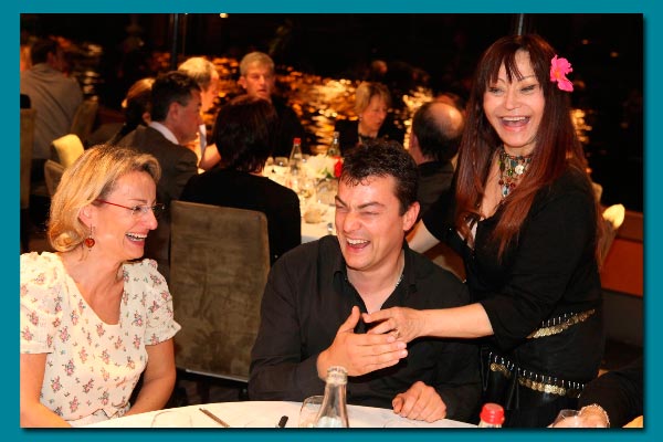 yaki la voyante en spectacle lors d'une soirée evenement