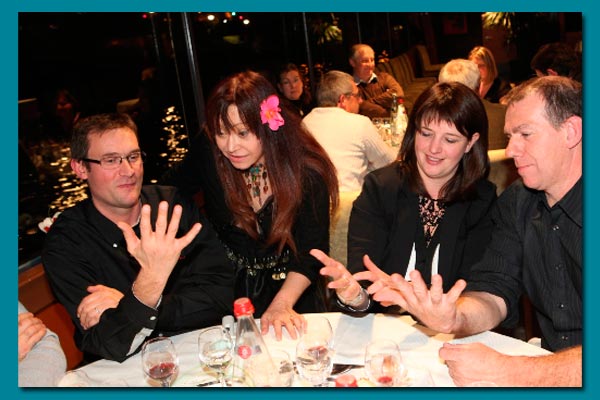 yaki la voyante en spectacle lors d'une soirée evenement