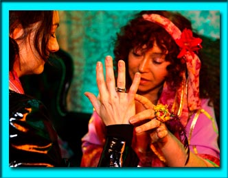 mentaliste qui fait un spectacle dans une entreprise